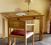 Oak gecko carving desk